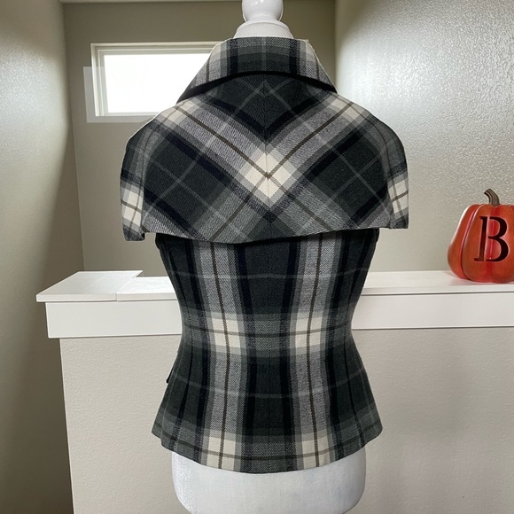 The limited vest with removable cape size small - Picture 5 of 7